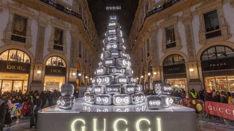 valore albero gucci milano|Albero di Natale di Gucci, quanto è costato e perché ha sollevato .